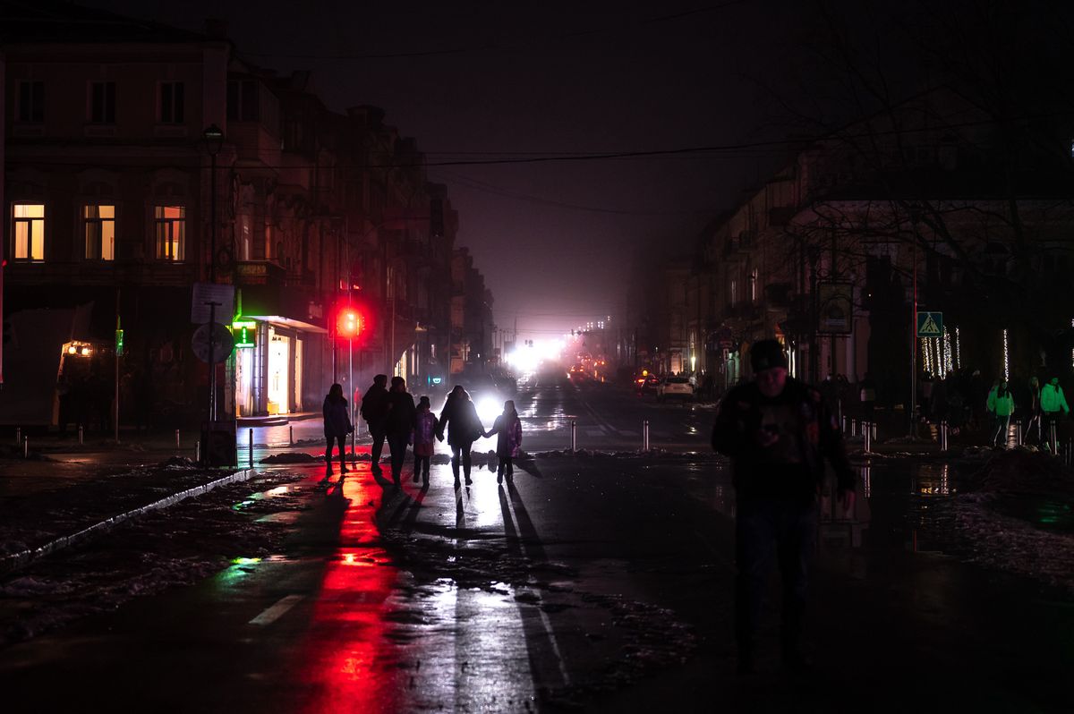 Pogrążone w ciemnościach ulice w Ukrainie