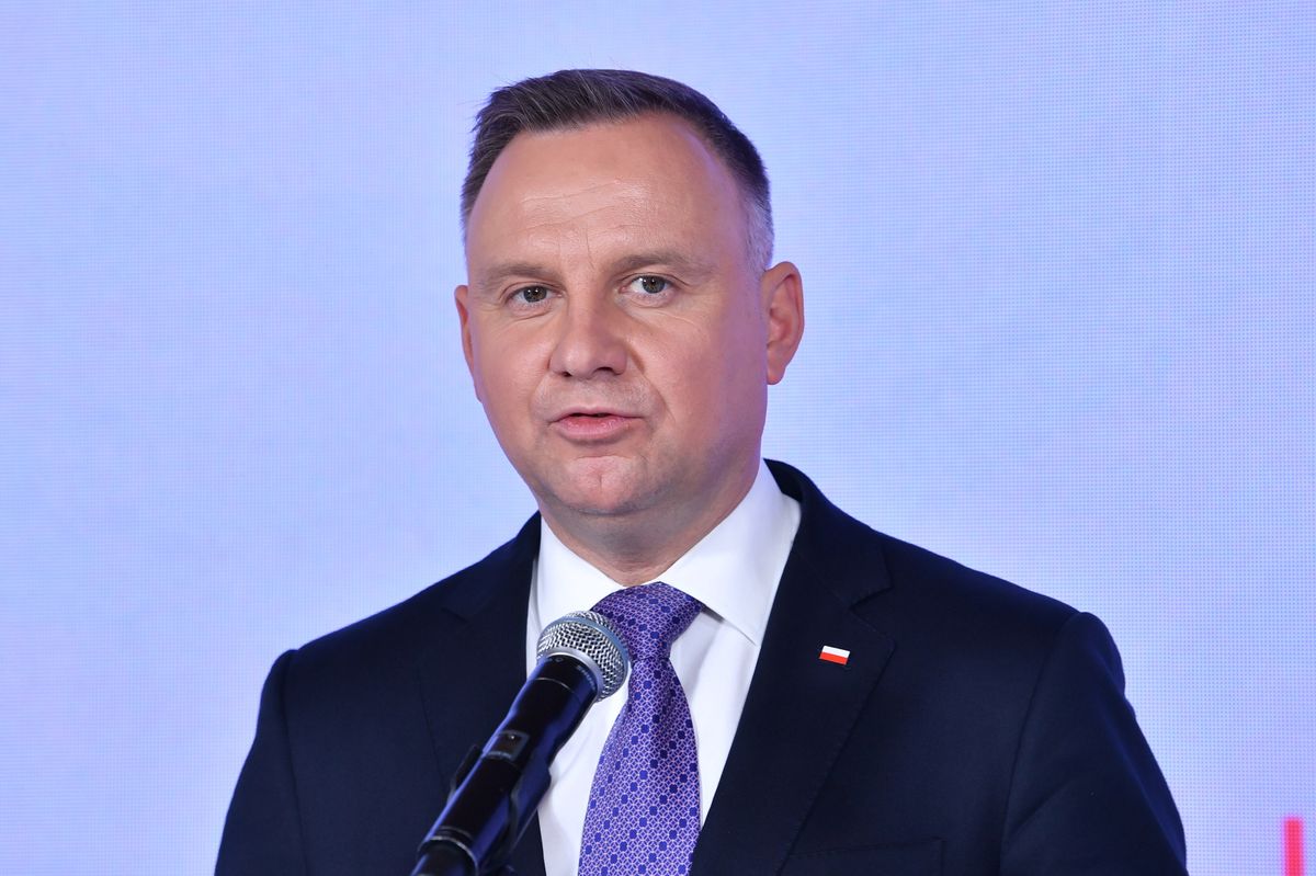 Davos, Szwajcaria, 24.05.2022. Prezydent Andrzej Duda podczas wypowiedzi dla mediów w Domu Polskim w Davos w trakcie Światowego Forum Ekonomicznego, 24 bm. Tegoroczne Światowe Forum Ekonomiczne jest poświęcone najważniejszym problemom, m.in. wojnie na Ukrainie, pandemii Covid-19, zmianom klimatu i kryzysom ekonomicznym. (jm) PAP/Radek Pietruszka