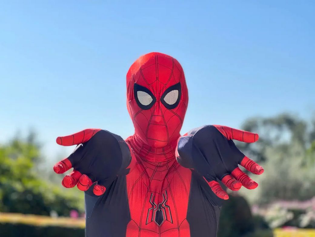 Książę Harry w przebraniu SPIDER-MANA podbija serca dzieci w świątecznym spocie