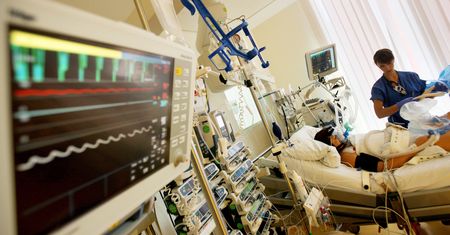 Pacjentka w ciężkim stanie. Leczyła COVID-19 iwermektyną