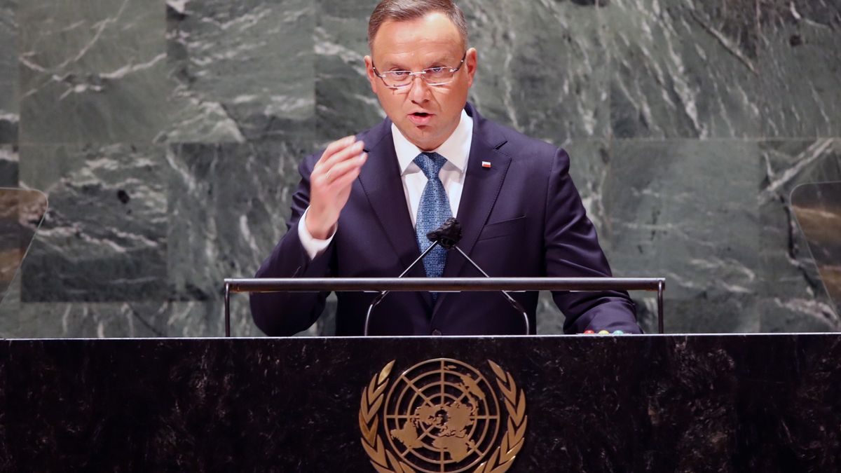 Andrzej Duda został antybohatere okładki białoruskiego pisma "Mińska Prawda"