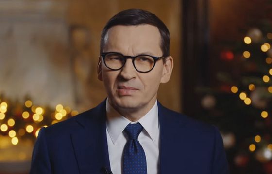 Morawiecki i Kaczyński w spotach na Boże Narodzenie dziękują pogranicznikom, policjantom i lekarzom