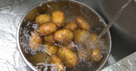 Sposób na zapalenie oskrzeli. Okład z ziemniaków (WIDEO)