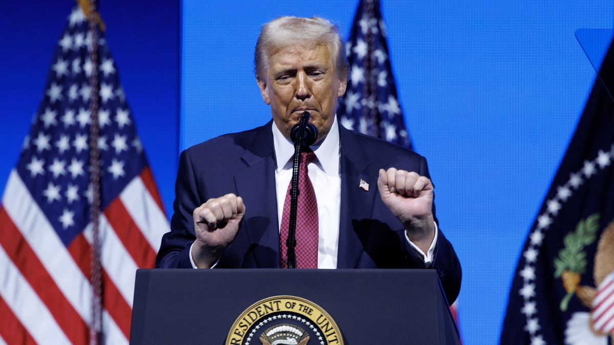 US President Donald Trump speaks at the inaugural US edition of the America Business Forum at the Kaseya Center in Miami, Florida, USA, 05 November 2025. The two-day summit is scheduled for 05?06 November 2025 at the Kaseya Center and brings together leaders from business, sports, culture, and technology, with speakers including Lionel Messi, Will Smith, and CEOs of major global companies. EPA/CRISTOBAL HERRERA-ULASHKEVICH Dostawca: PAP/EPA.