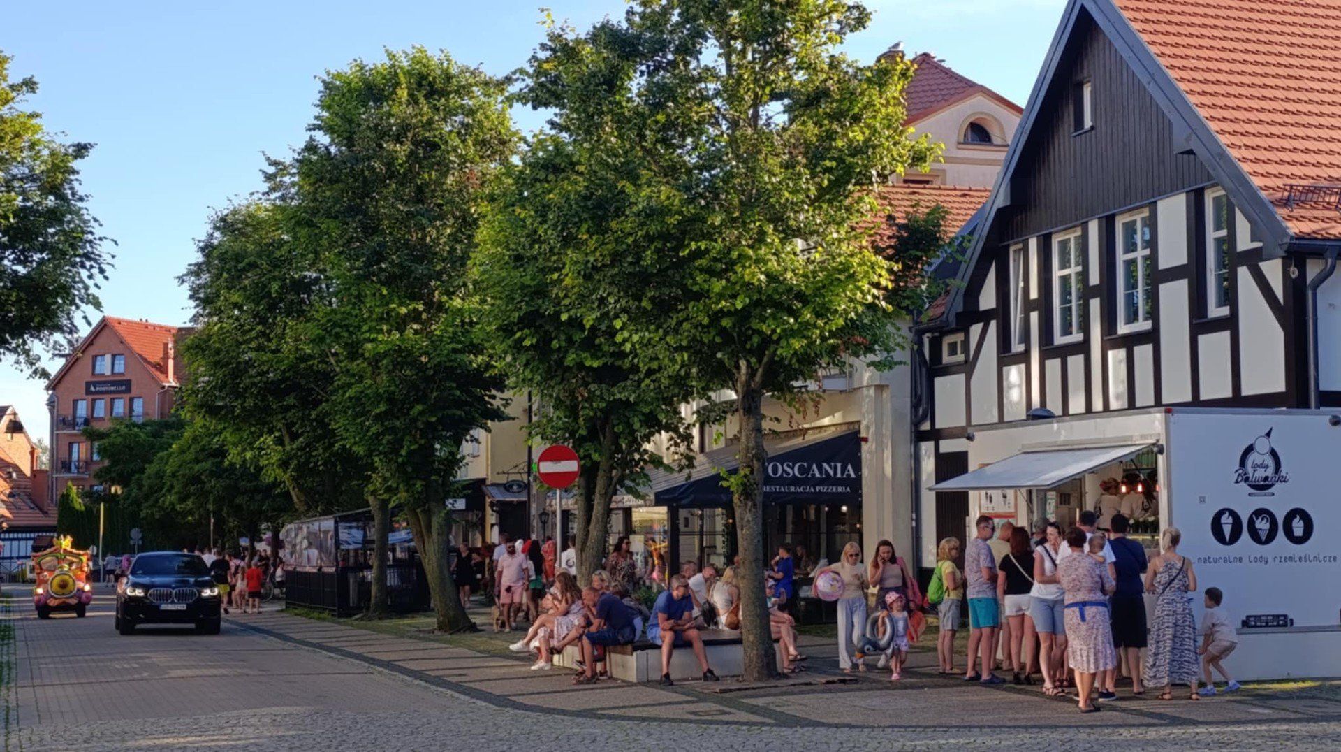 Ustka leży na Wybrzeżu Słowińskim , u ujścia rzeki Słupi. To miasto portowe, uzdrowiskowe i bardzo lubiane przez turystów