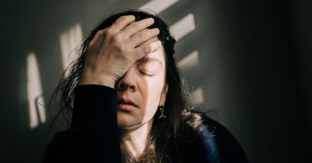 Sprzyjają demencji. Naukowcy mówią o trzech powszechnych problemach