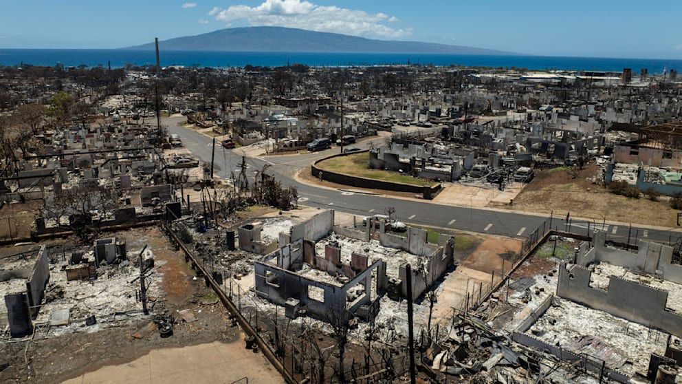 Spalone miasto Lahaina na wyspie Maui