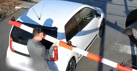 Śląsk. O włos od tragedii. Kobieta utknęła na torach
