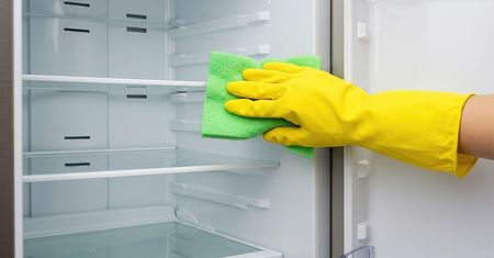 Domowy sposób na czystą lodówkę. Prościej i taniej się nie da