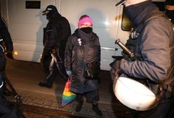 Warszawa. "Babcia Kasia" i siedmiu policjantów. Na zakupach "z obstawą" [NAGRANIE]