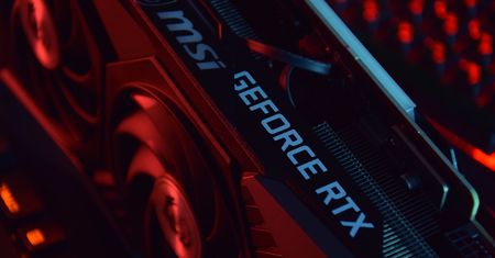 GeForce RTX 5080 na zdjęciu. Warto zwrócić uwagę na jeden szczegół