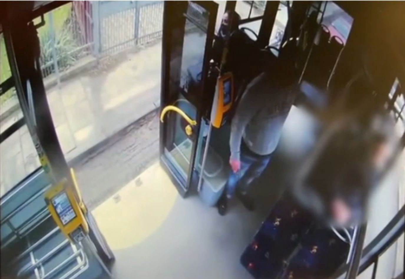 Atak nożownika w autobusie w Krakowie. Policja pokazała nagranie