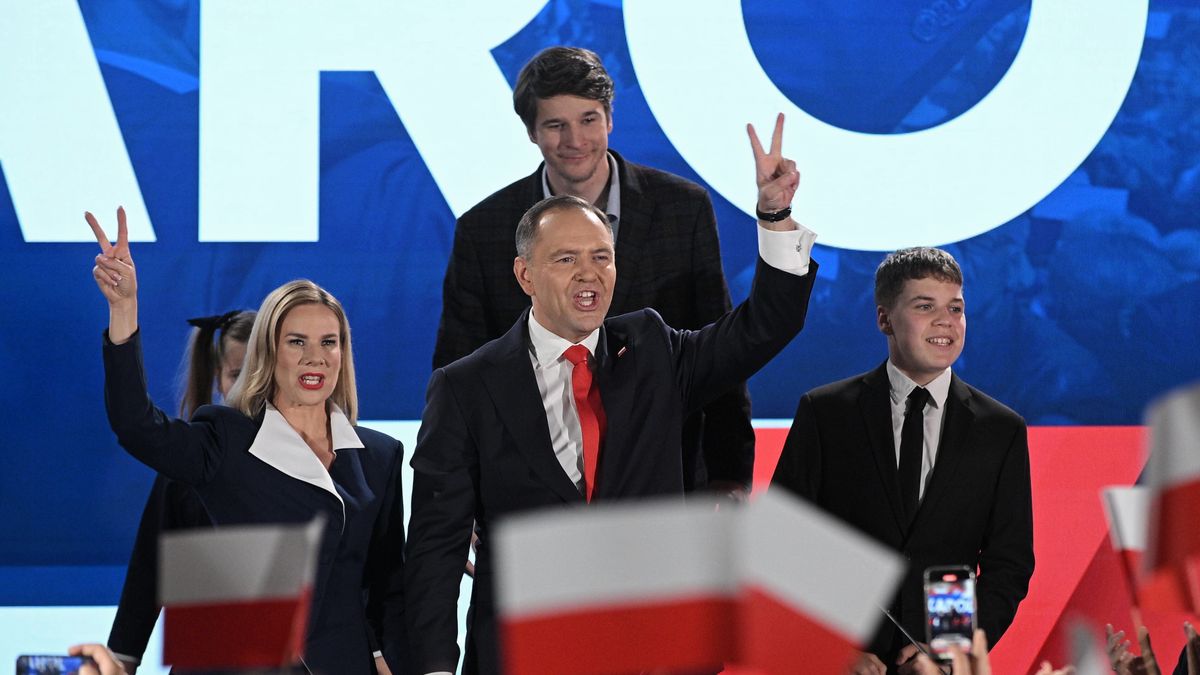 Karol Nawrocki z rodzin�
Warszawa, 01.06.2025. Wybory prezydenta RP - II tura. Kandydat Komitetu Obywatelskiego, popierany przez PiS prezes IPN Karol Nawrocki (C) z �on� Mart� (L) oraz synami Antonim (P) i Danielem (C-ty�) w swoim sztabie wyborczym, 1 bm. w Warszawie. Zako�czy�o si� g�osowanie w II turze wybor�w prezydenta RP. (mr) PAP/Marcin Obara
Marcin Obara
II, II tura, koniec ciszy wyborczej, prezydenckie, prezydenta rp, reakcja, reakcje, sztab, wybory, wynik