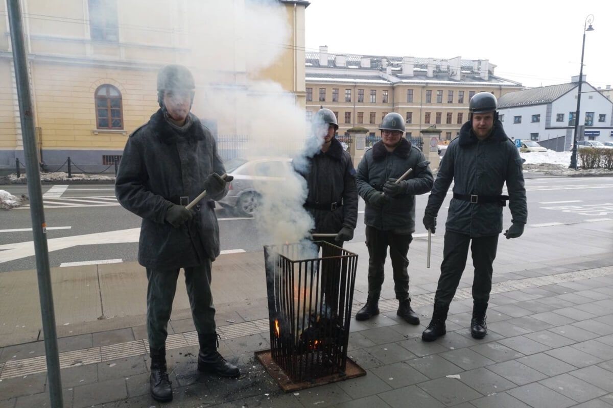 Patrol ZOMO przy koksowniku na przystanku w Lublinie