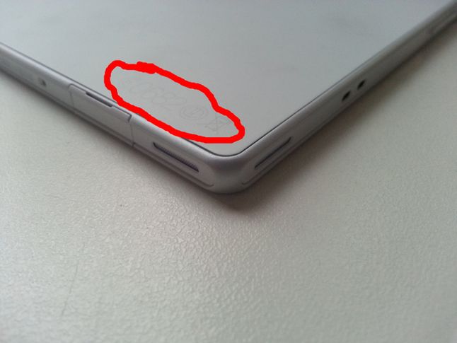 Xperia Tablet Z - oznaczenie CE na tylnym panelu (fot. wł.)