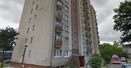 Dramat w Płońsku. 15-latek wypadł z okna, walczy o życie