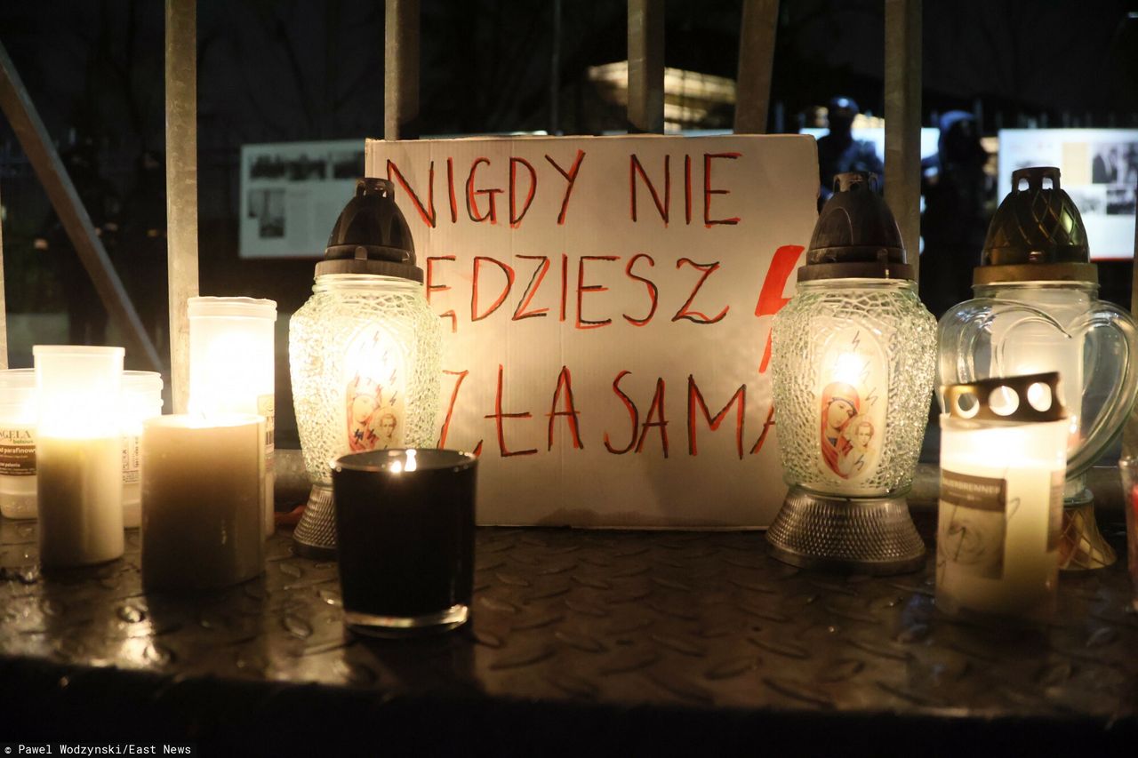 Protest przed siedzibą Trybunału Konstytucyjnego w związku ze śmiercią Agnieszki z Częstochowy 