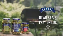 W nowej reklamie Krakus „Otwiera się przy grillu"
