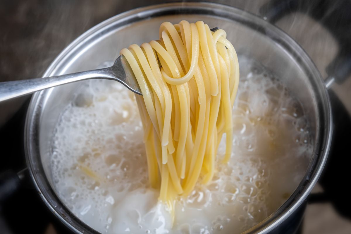 A trick for cooking pasta. You'll save on electricity / stock photo