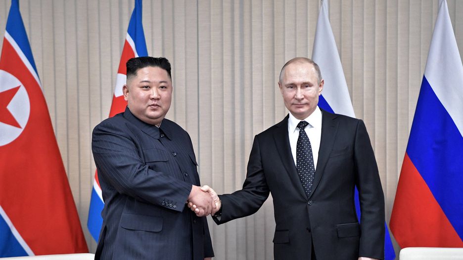 Russian President Vladimir Putin meets North Korean leader Kim Jong-unepa07526633 Russian President Vladimir Putin (R) and North Korean leader Kim Jong-un (L) shake hands during their meeting at the Far Eastern Federal University campus on the Russky Island in Vladivostok, Russia, 25 April 2019.  EPA/ALEXEI NIKOLSKY / SPUTNIK  / KREMLIN POOL MANDATORY CREDIT 
Dostawca: PAP/EPA.ALEXEI NIKOLSKY / SPUTNIK  / KREMLIN POOL