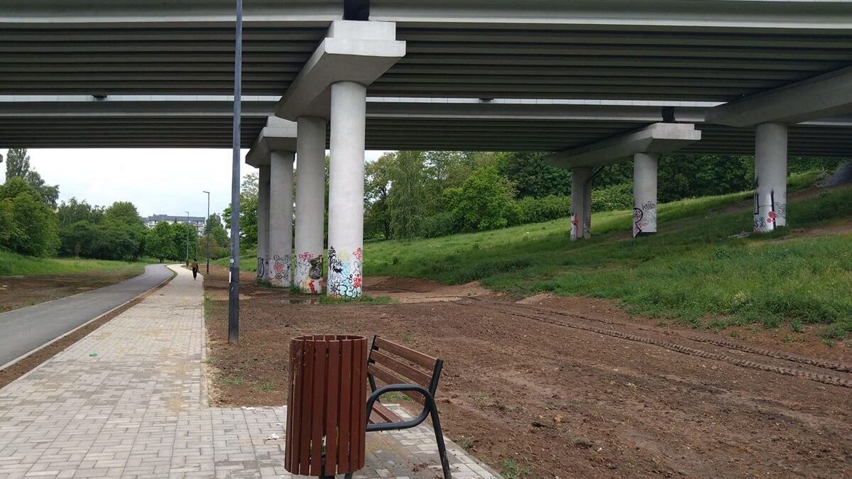Ławka obok wiaduktu ul. Filaretów