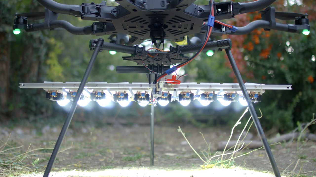Dron z panelem LED 1000W daje imponujące świetlne efekty