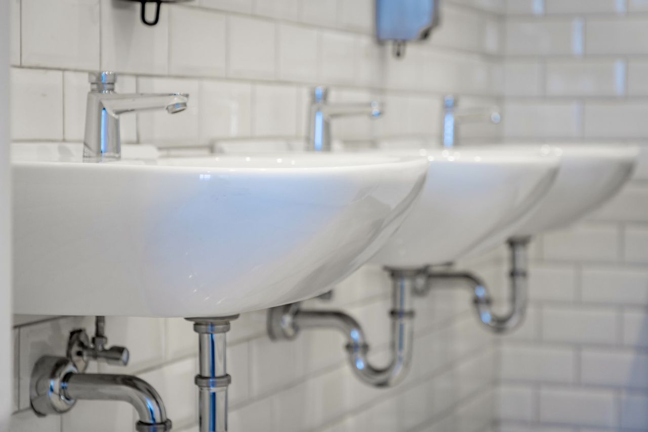 Będzin: Szkolna łazienka z twarzą Marilyn Monroe oraz Audrey Hepburn