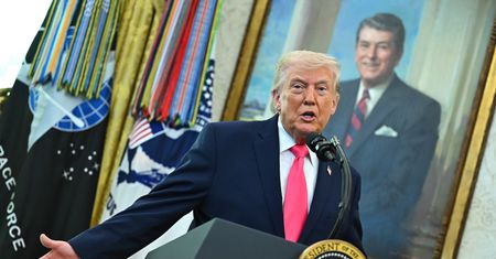 Trump codziennie ogląda dwuminutowe nagranie z Iranu. "Eksplozje"