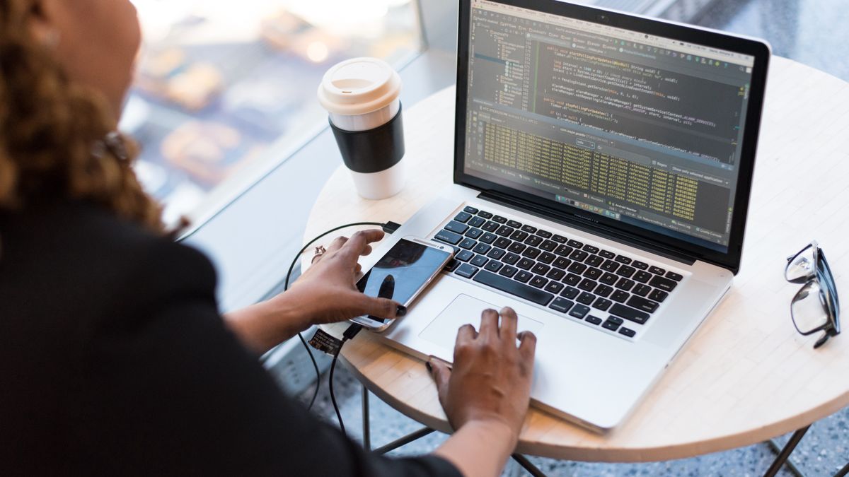 Cyfryzacja polskiej gospodarki przyspiesza. Nadal jednak brakuje nam sporo do największych.