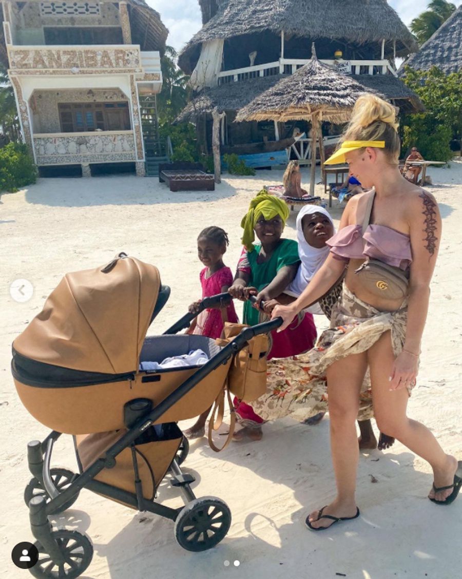 Barbara Kurdej-Szatan reklamuje wózek na Zanzibarze