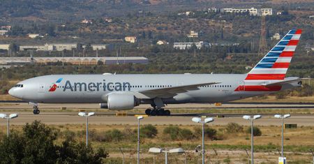 Wdarł się do samolotu American Airlines. Zdemolował kokpit