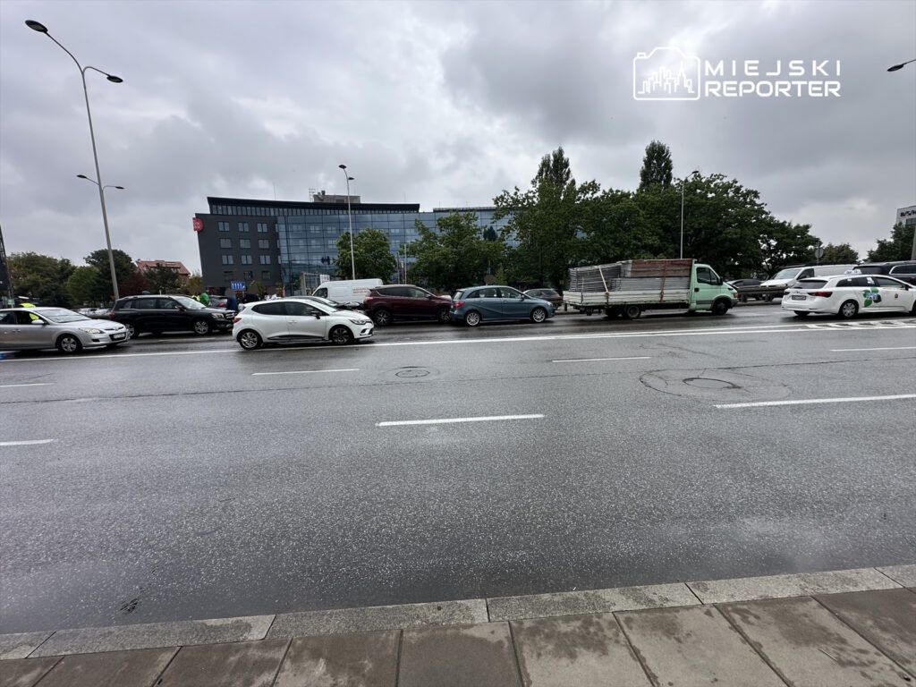 Warszawa: Karambol w Alejach Jerozolimskich. Zderzyło się 6 pojazdów