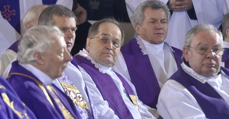 Ubiegł Sekielskich. Przypomina niewygodne fakty z życia Rydzyka