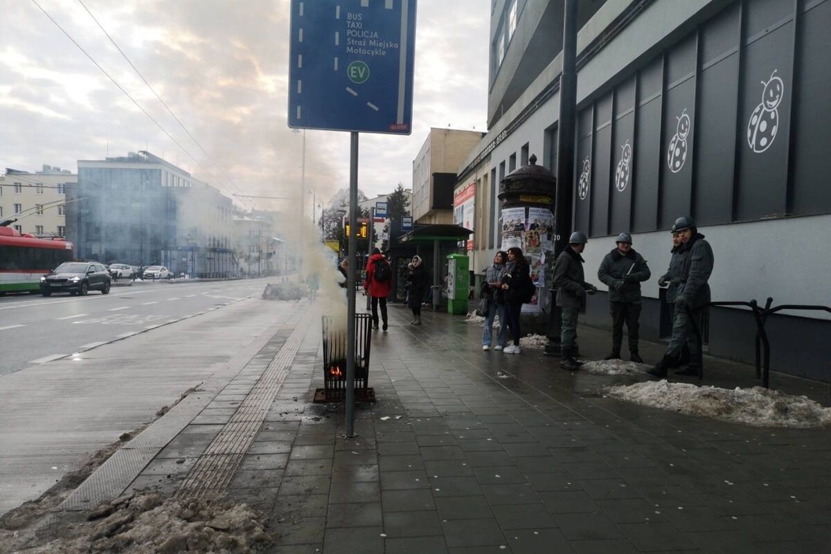 Patrol ZOMO przy koksowniku na przystanku w Lublinie