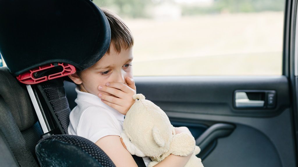 Wymioty u dzieci mogą być spowodowane między innymi chorobą lokomocyjną