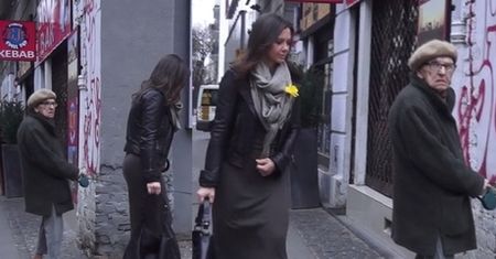 Kinga Rusin w długiej spódnicy wychodzi z pracy