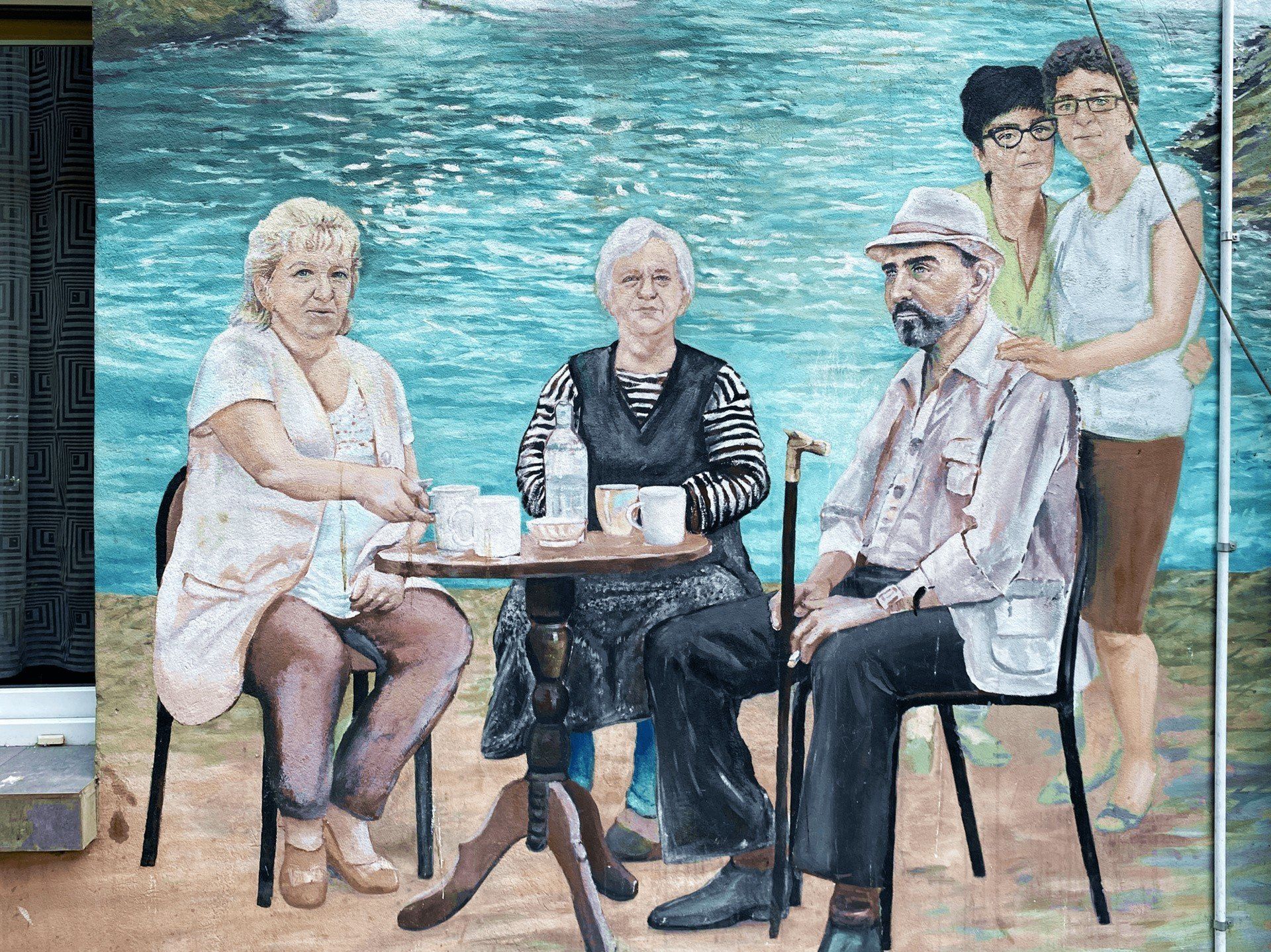Mural na jednym z bloków ul. Roosevelta. ŚP Zenon Dębowski siedzi po prawej stronie, za nim żona z przyjaciółką a obok pani Halina i Zofia.
