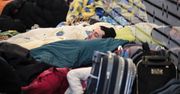 Wojna w Ukrainie: Warszawa Centralna przepełniona. Ludzie śpią na podłodze