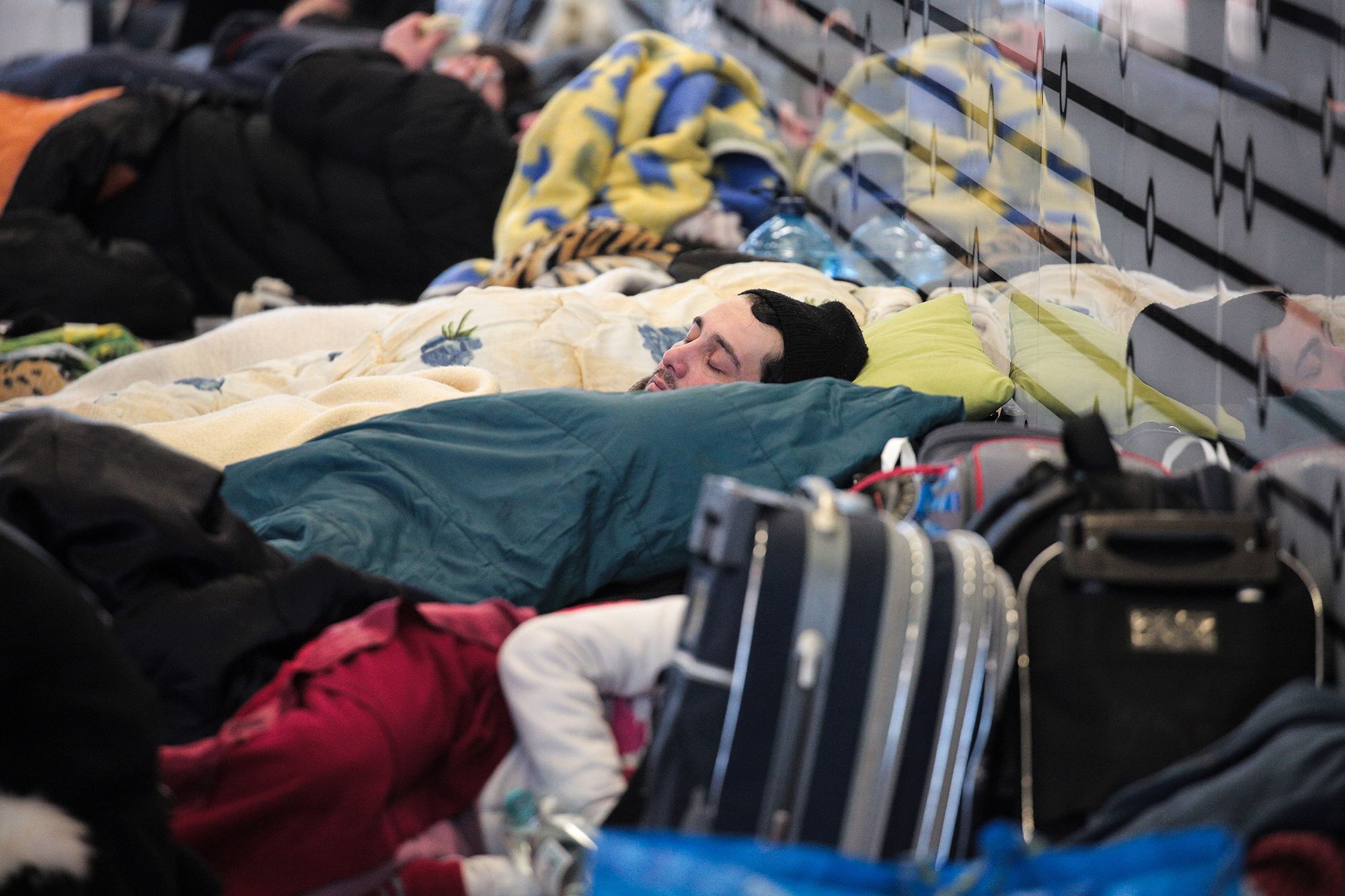 Wojna w Ukrainie: Warszawa Centralna przepełniona. Ludzie śpią na podłodze 1