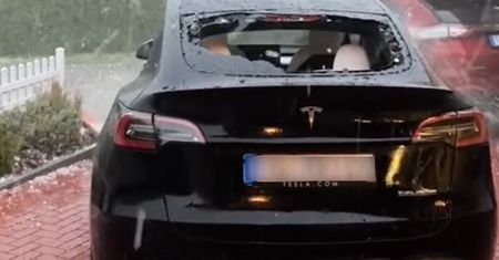 Tesla kontra grad. Wideo jest hitem