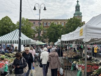 Truskawki i szparagi na targowisku w Lesznie. Owocowa alejka na Nowym Rynku pełna klientów