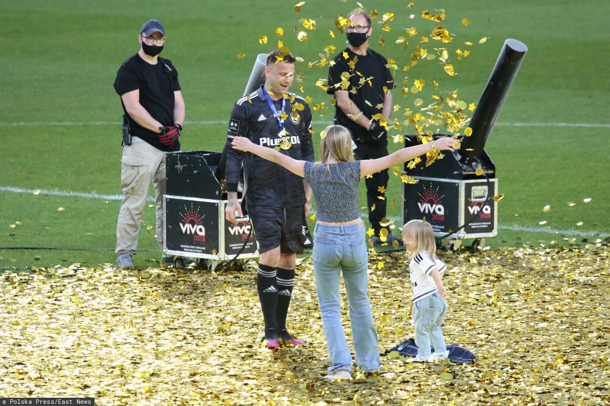 Artur Boruc świętuje zwycięski mecz z synkiem
