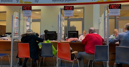 Koronawirus w Polsce. Zawieszone płatności, wstrzymane dokumenty. To spore wyzwanie dla dealerów i wydziałów komunikacji