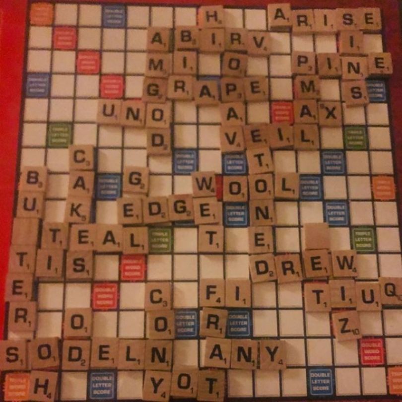 Fani Britney Spears szukają sekretnych wiadomości od wokalistki na planszy do gry w Scrabble