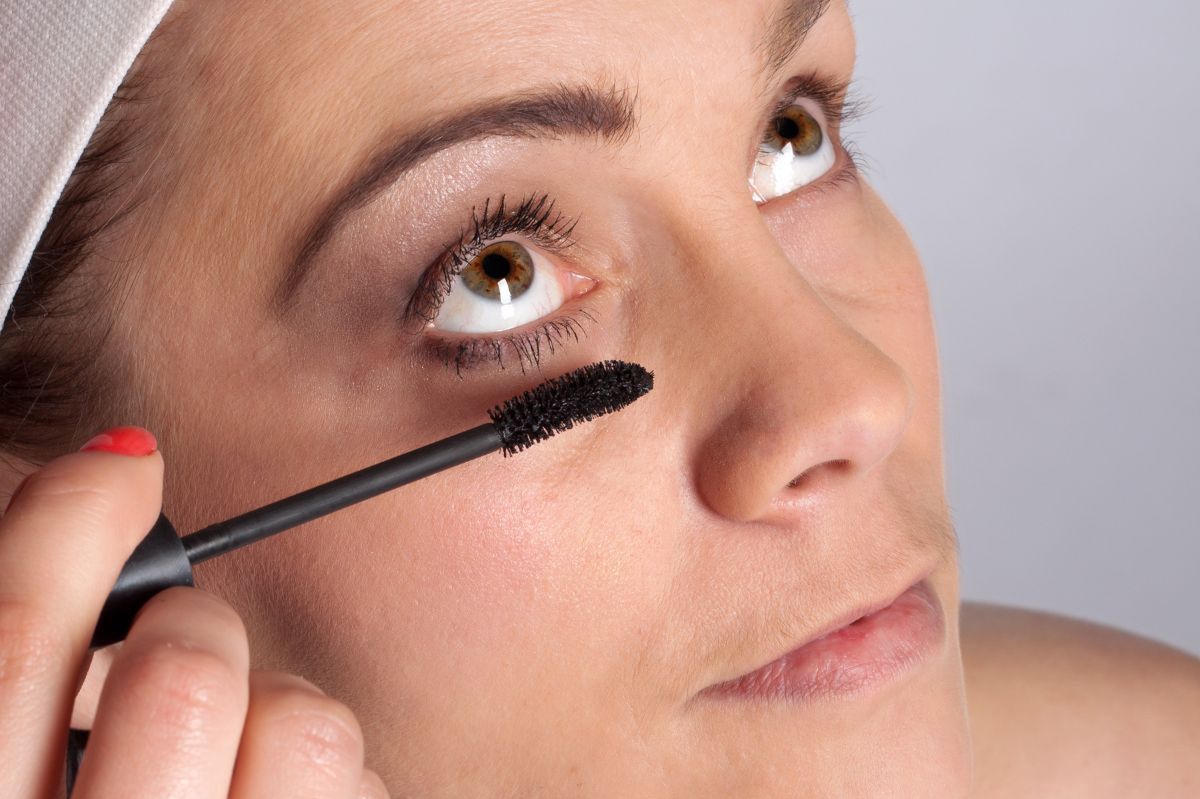 Using kitchen ingredients for beauty. Potato flour for doll-like eyelashes