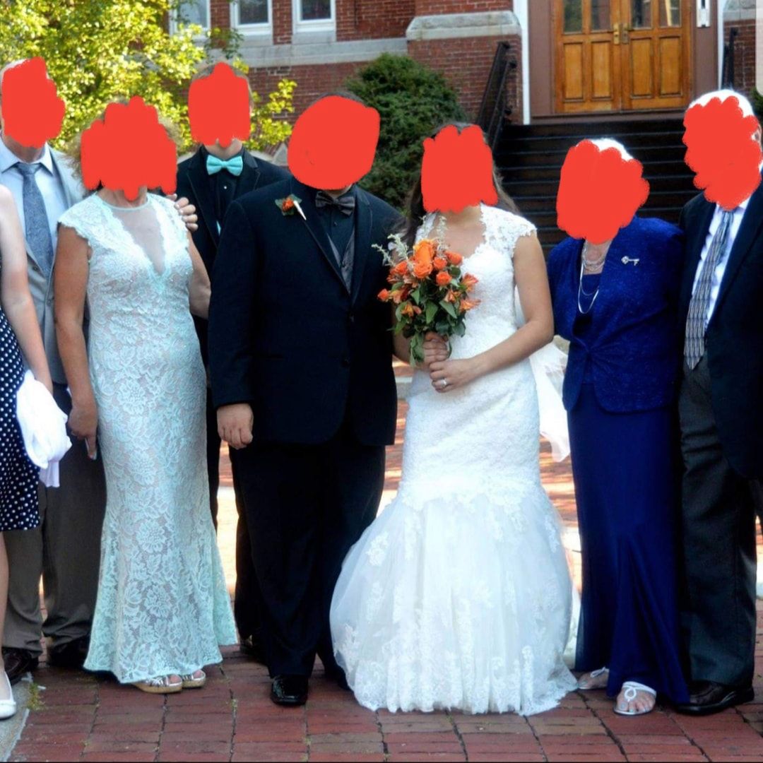 Teściowa założyła suknię bardzo podobną do sukni ślubnej. 