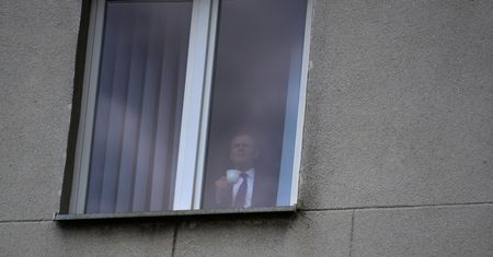 ZDJĘCIA TYGODNIA: Donald Tusk w oknie prokuratury, majtki Dżoany i 8-miesięczna dziewczynka ważąca 18 kilogramów! (ZDJĘCIA)