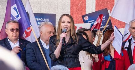 Spadła ze sceny na beton. Wiadomo, w jakim jest stanie