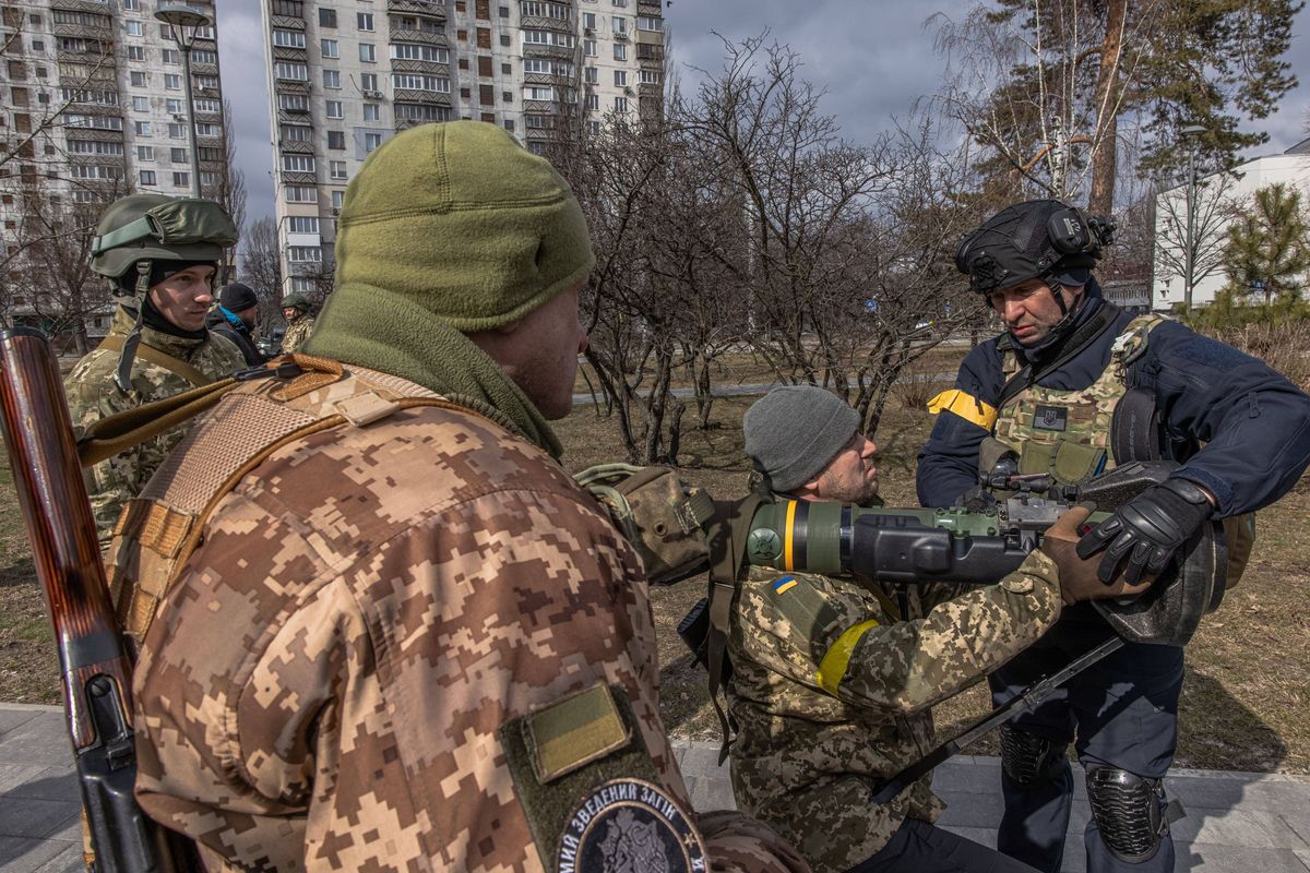 Żołnierze ukraińskiej obrony terytorialnej uczą się obsługi Javelinów