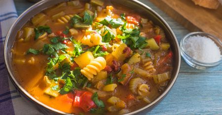 Szybka, wiosenna minestrone. Włoska "jarzynowa" to naturalna porcja witamin